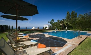 En venta en Marbella: Magnífica villa con villa de invitados y pista de tenis 10