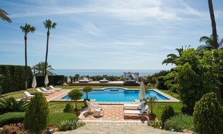 En venta en Marbella: Magnífica villa con villa de invitados y pista de tenis 12