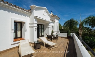 En venta en Marbella: Magnífica villa con villa de invitados y pista de tenis 19