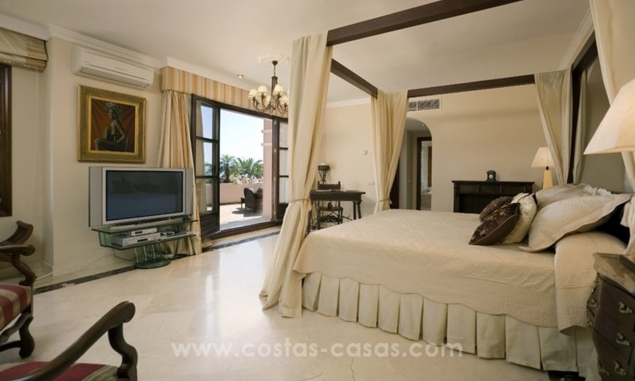 En venta en Marbella: Magnífica villa con villa de invitados y pista de tenis 32