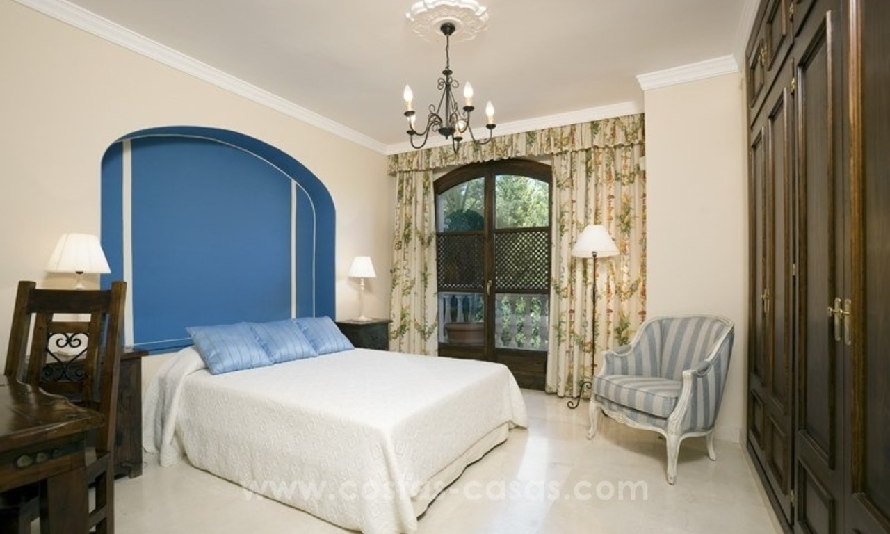 En venta en Marbella: Magnífica villa con villa de invitados y pista de tenis 34