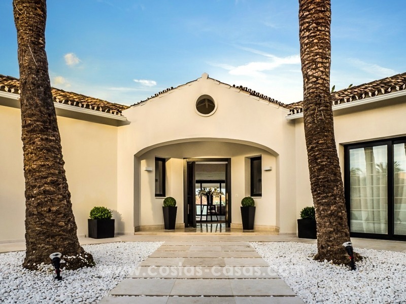Villa en primera línea de golf reformada en venta en Los Naranjos Golf, Nueva Andalucía, Marbella