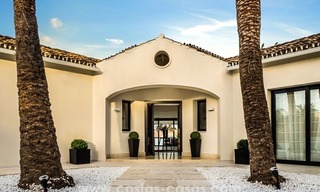 Villa en primera línea de golf reformada en venta en Los Naranjos Golf, Nueva Andalucía, Marbella 0