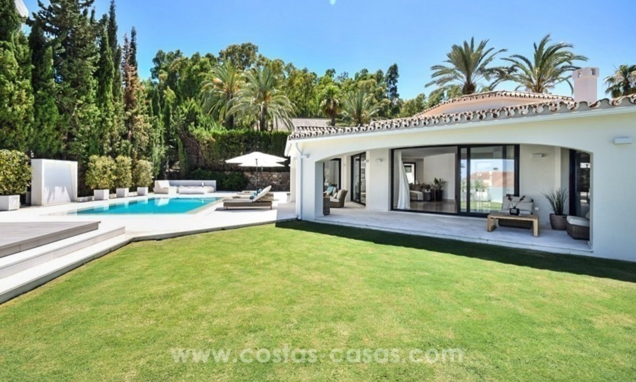 Villa en primera línea de golf reformada en venta en Los Naranjos Golf, Nueva Andalucía, Marbella 2
