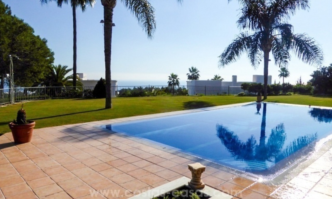 Fabulosa villa con vistas al mar en venta en Altos Reales, Milla de Oro, Marbella 0