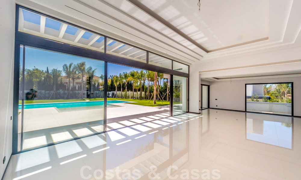 Villas de playa y de golf modernas de diseño a la venta en Guadalmina, Marbella 29003