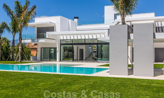 Villas de playa y de golf modernas de diseño a la venta en Guadalmina, Marbella 29006 