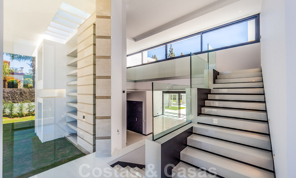 Villas de playa y de golf modernas de diseño a la venta en Guadalmina, Marbella 29007