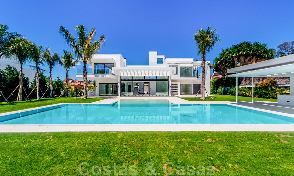 Villas de playa y de golf modernas de diseño a la venta en Guadalmina, Marbella 29009