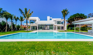 Villas de playa y de golf modernas de diseño a la venta en Guadalmina, Marbella 29009 