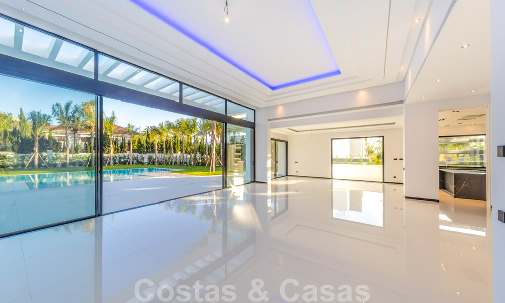Villas de playa y de golf modernas de diseño a la venta en Guadalmina, Marbella 29012