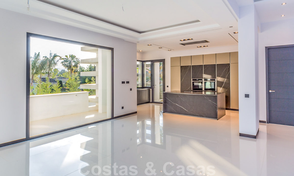 Villas de playa y de golf modernas de diseño a la venta en Guadalmina, Marbella 29014