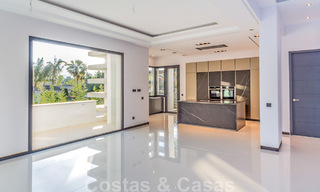 Villas de playa y de golf modernas de diseño a la venta en Guadalmina, Marbella 29014 