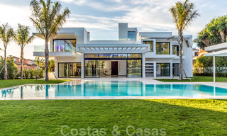 Villas de playa y de golf modernas de diseño a la venta en Guadalmina, Marbella 29016 