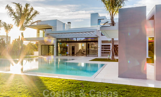 Villas de playa y de golf modernas de diseño a la venta en Guadalmina, Marbella 29017 