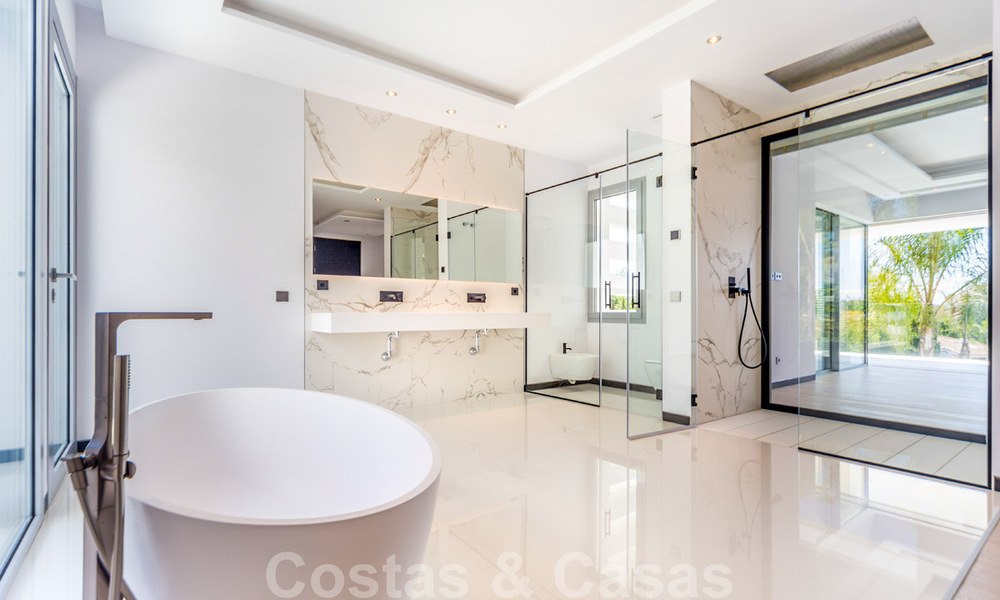 Villas modernas de diseño en segunda línea de playa en venta en Guadalmina Baja, Marbella 29022