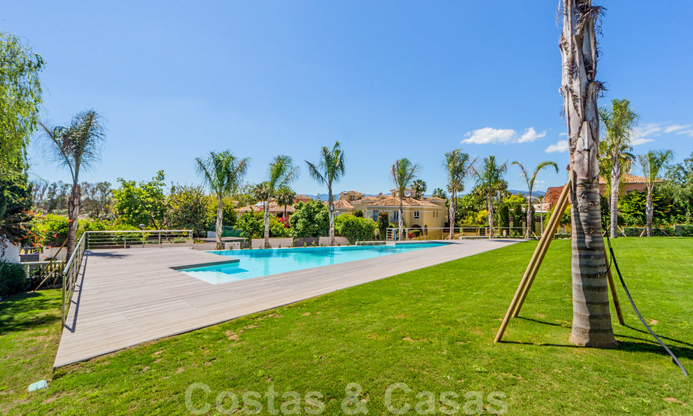Villas modernas de diseño en segunda línea de playa en venta en Guadalmina Baja, Marbella 29023