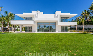 Villas modernas de diseño en segunda línea de playa en venta en Guadalmina Baja, Marbella 29024 