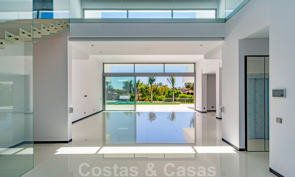 Villas modernas de diseño en segunda línea de playa en venta en Guadalmina Baja, Marbella 29025