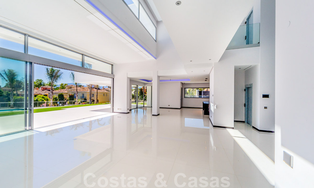 Villas modernas de diseño en segunda línea de playa en venta en Guadalmina Baja, Marbella 29026