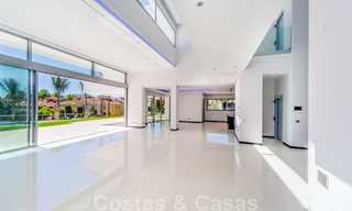 Villas modernas de diseño en segunda línea de playa en venta en Guadalmina Baja, Marbella 29026 