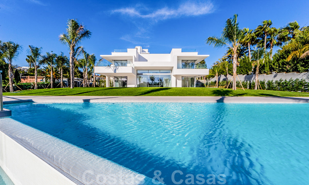 Villas modernas de diseño en segunda línea de playa en venta en Guadalmina Baja, Marbella 29027