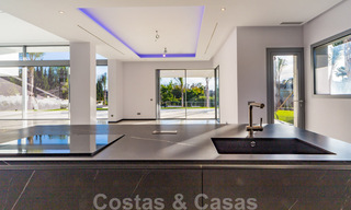 Villas modernas de diseño en segunda línea de playa en venta en Guadalmina Baja, Marbella 29028 
