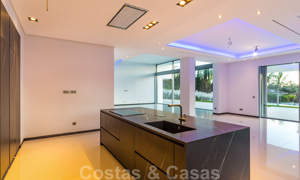 Villas modernas de diseño en segunda línea de playa en venta en Guadalmina Baja, Marbella 29030