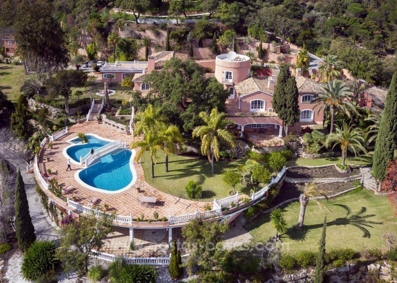 Villa en venta en Benahavis - Marbella: Urbanización El Madroñal en una parcela plana de 11.000m2 con vistas espectaculares