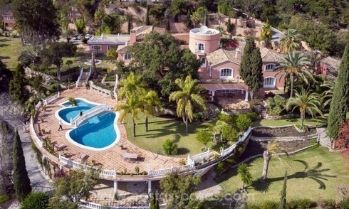 Villa en venta en Benahavis - Marbella: Urbanización El Madroñal en una parcela plana de 11.000m2 con vistas espectaculares 