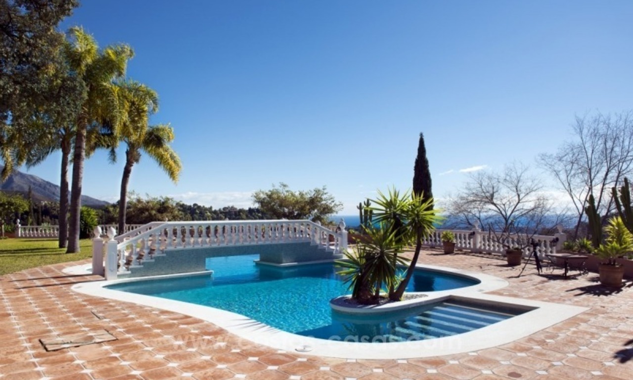 Villa en venta en Benahavis - Marbella: Urbanización El Madroñal en una parcela plana de 11.000m2 con vistas espectaculares 3