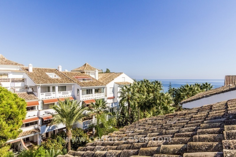 Ático en primera línea de playa en venta, en la Milla de Oro de Marbella