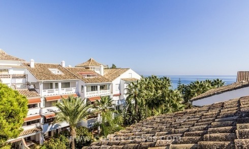 Ático en primera línea de playa en venta, en la Milla de Oro de Marbella 