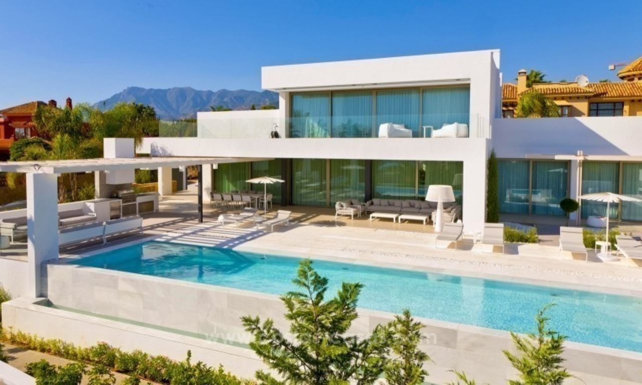 Impresionante villa moderna de diseño cerca de la playa en Marbella Este 1