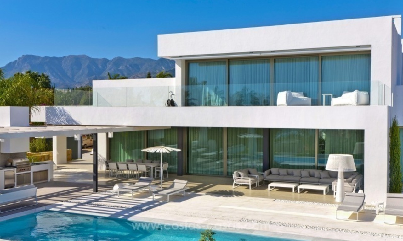 Impresionante villa moderna de diseño cerca de la playa en Marbella Este 2