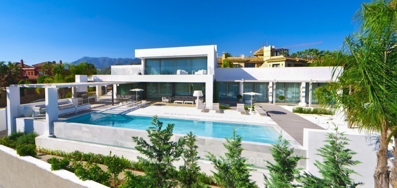 Impresionante villa moderna de diseño cerca de la playa en Marbella Este