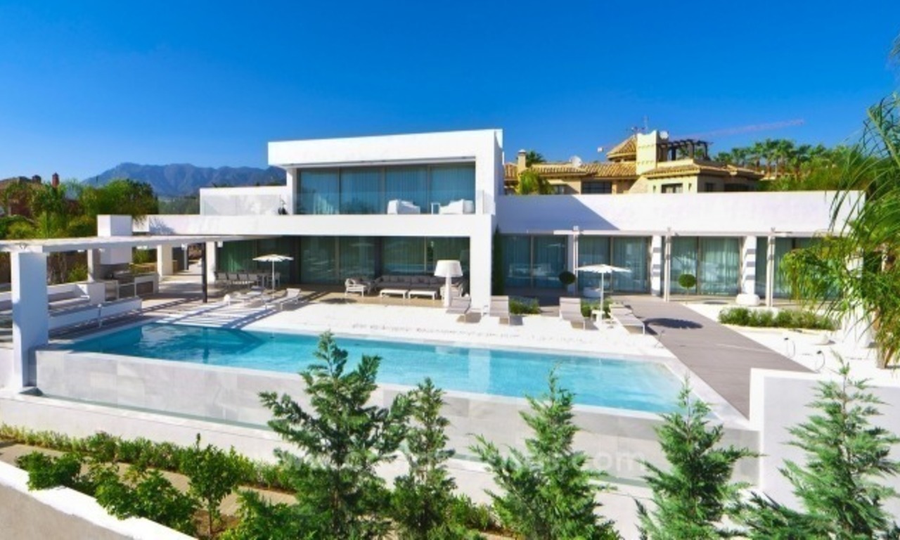 Impresionante villa moderna de diseño cerca de la playa en Marbella Este 0