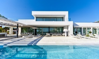 Impresionante villa moderna de diseño cerca de la playa en Marbella Este 5