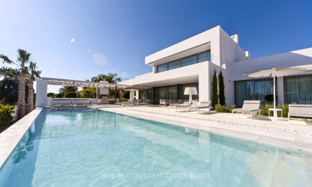 Impresionante villa moderna de diseño cerca de la playa en Marbella Este 4