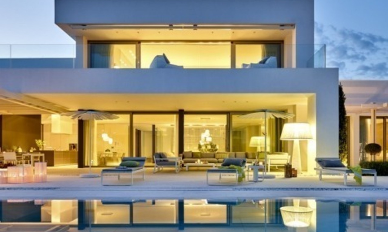 Impresionante villa moderna de diseño cerca de la playa en Marbella Este 25
