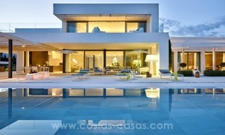 Impresionante villa moderna de diseño cerca de la playa en Marbella Este 26