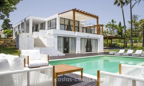 Villa moderna renovada a la venta en la Milla de Oro, Marbella 
