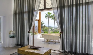 Villa moderna renovada a la venta en la Milla de Oro, Marbella 17