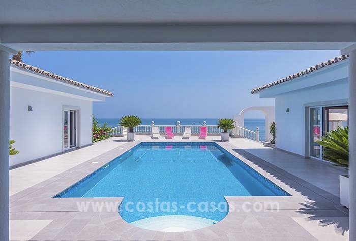 Villa de lujo en primera línea de playa en venta en Mijas-Costa, Costa del Sol