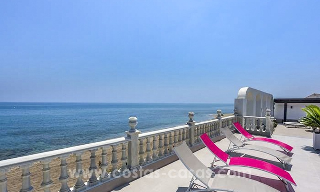 Villa de lujo en primera línea de playa en venta en Mijas-Costa, Costa del Sol 1