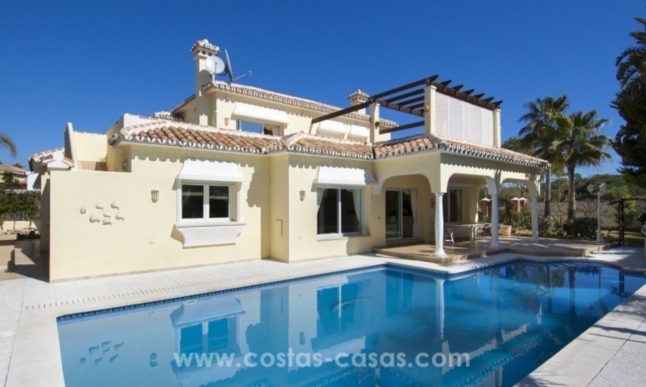 Impecable villa en venta de segunda línea de playa con vistas al mar en Marbella Este 3