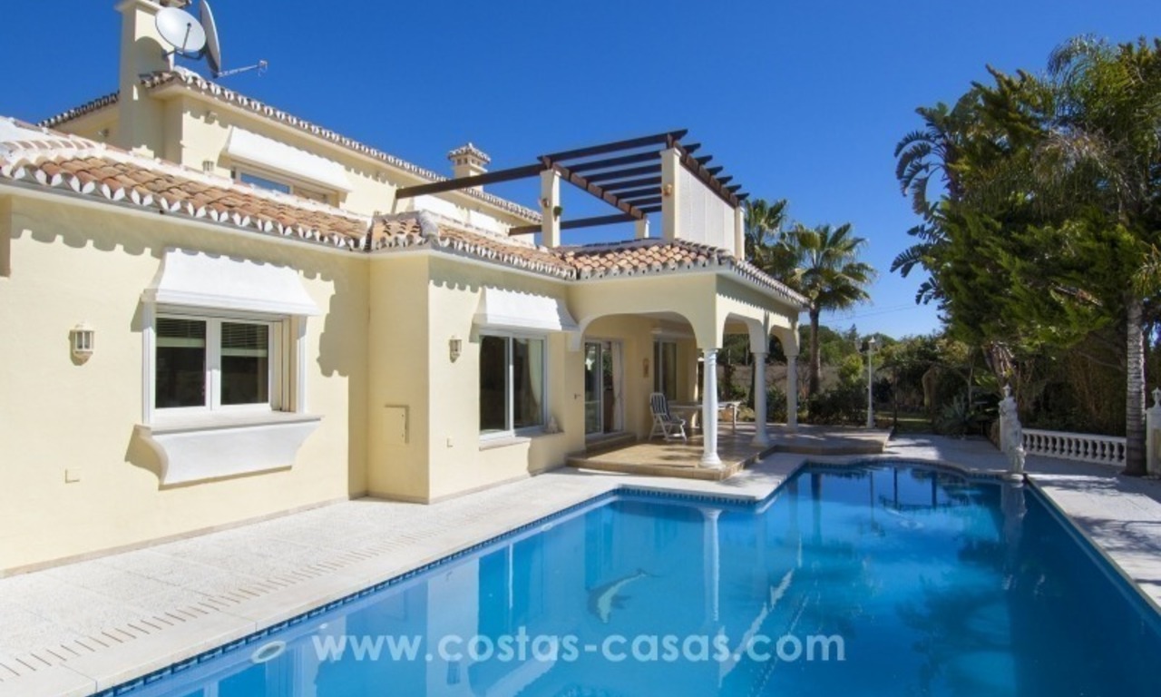 Impecable villa en venta de segunda línea de playa con vistas al mar en Marbella Este 4