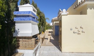 Impecable villa en venta de segunda línea de playa con vistas al mar en Marbella Este 5