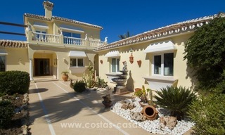 Impecable villa en venta de segunda línea de playa con vistas al mar en Marbella Este 2