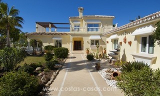 Impecable villa en venta de segunda línea de playa con vistas al mar en Marbella Este 1